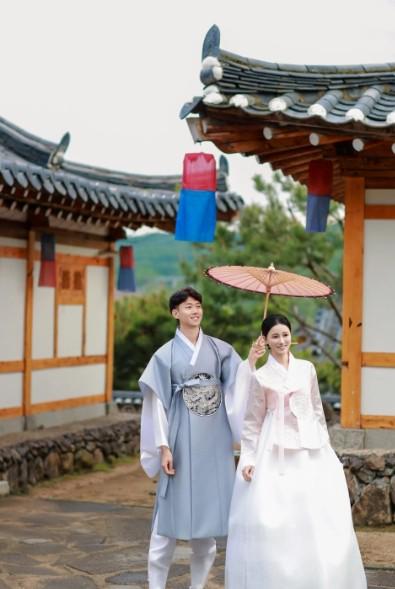 金智股配 高准翼妻子晒甜蜜照：四连胜开启小间歇期，发个朝鲜族婚纱照