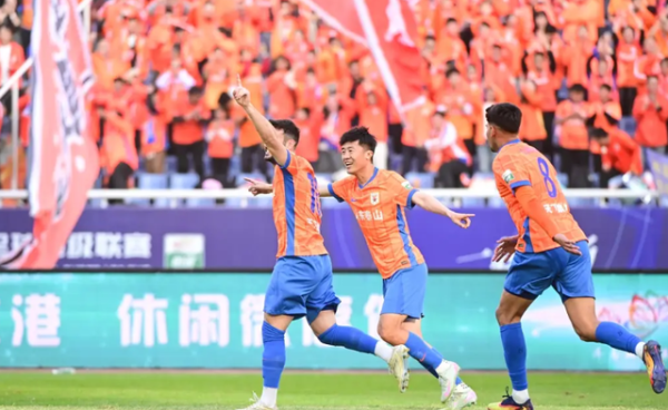 东润金融 泰山队2比1赢球却传来坏消息，一细节显示：瓦科离队进入倒计时